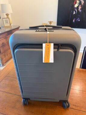 NWT-ish Quince Olive Front Pocket Carry-On Spinner Suitcase in Olive